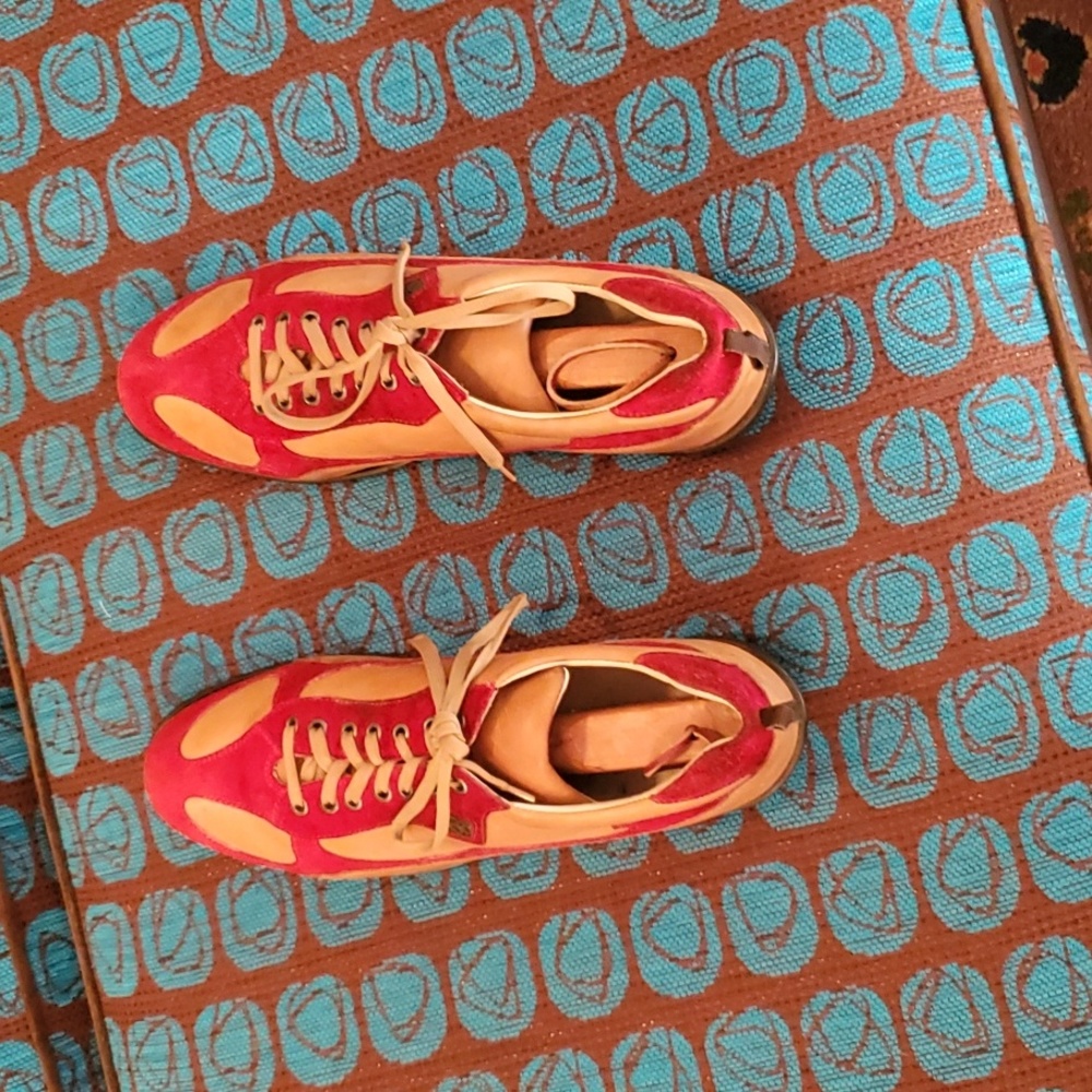 Stylish Red and Tan Men's Sneakers - Picture 8 of 16